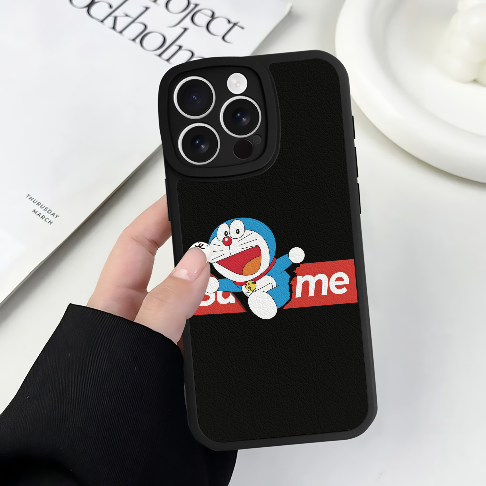 （画像用） ドラえもん Doraemon 【iPhone 16シリーズ対応】シリコンスマホケース（レザー調） 材質：シリコン